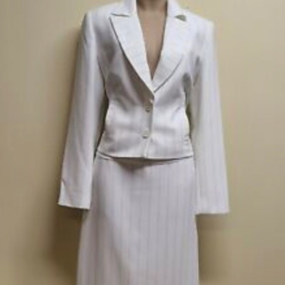 Like new Bloomingdales vintage suit size 8 white with pinstripe 2 piece
